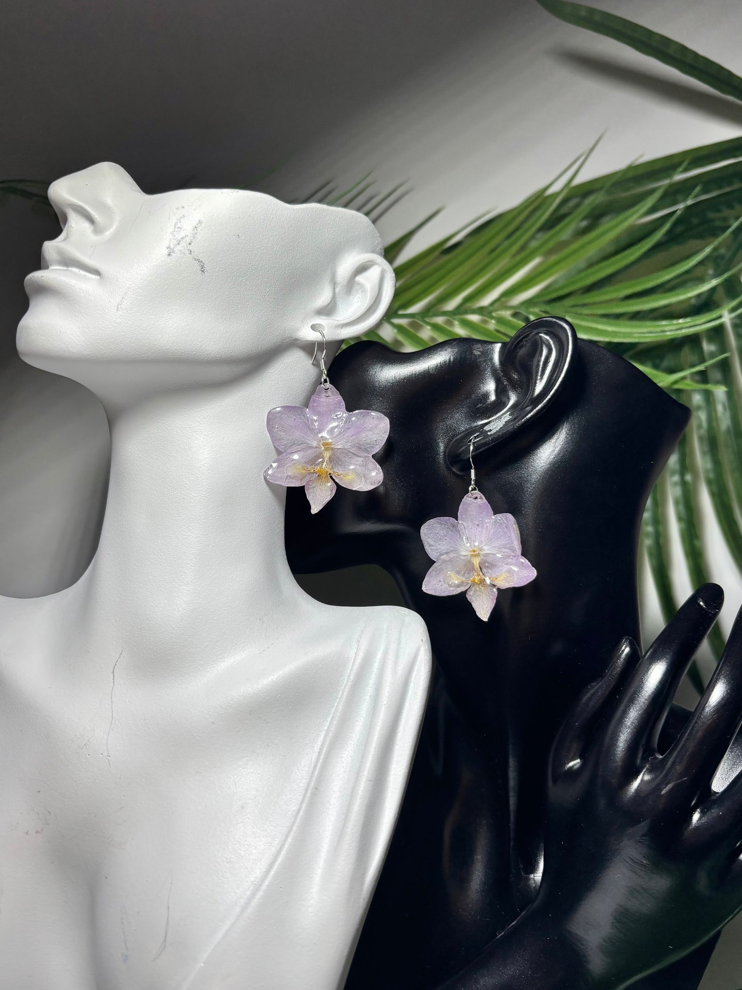 Pendientes orquídea morada descolorida