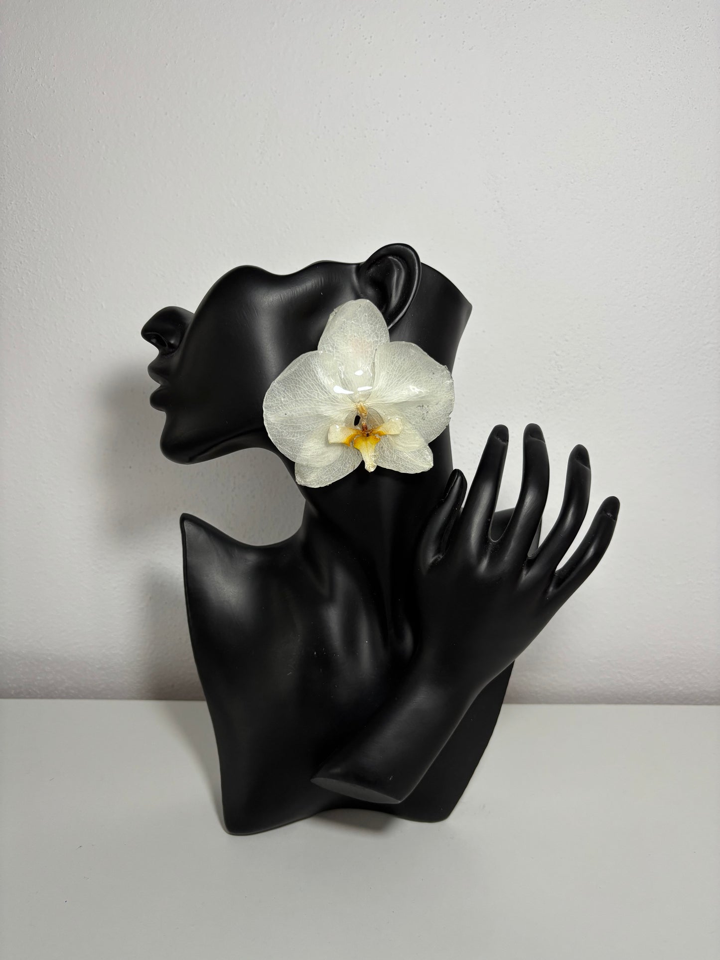 Cercei white orchid 🤍