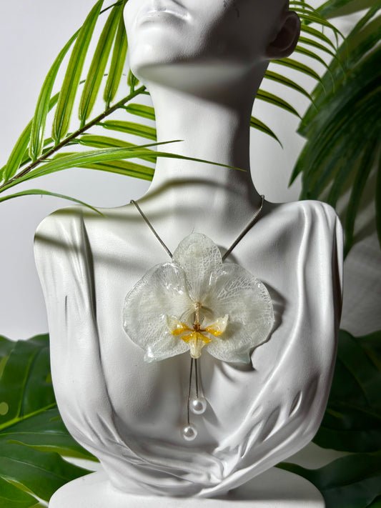 Collar orquídea blanco perla