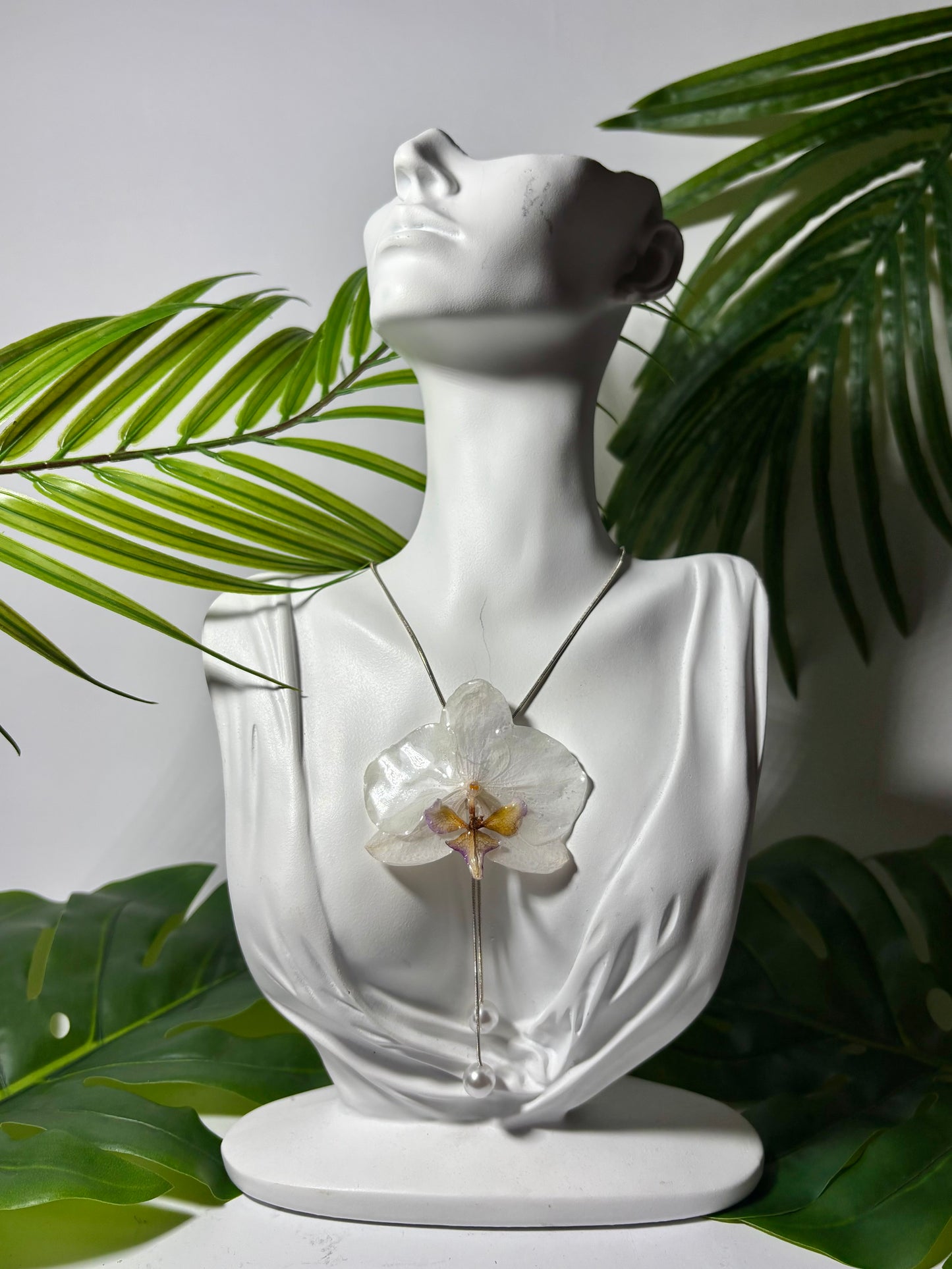 Collar de orquídea con tallo amarillo