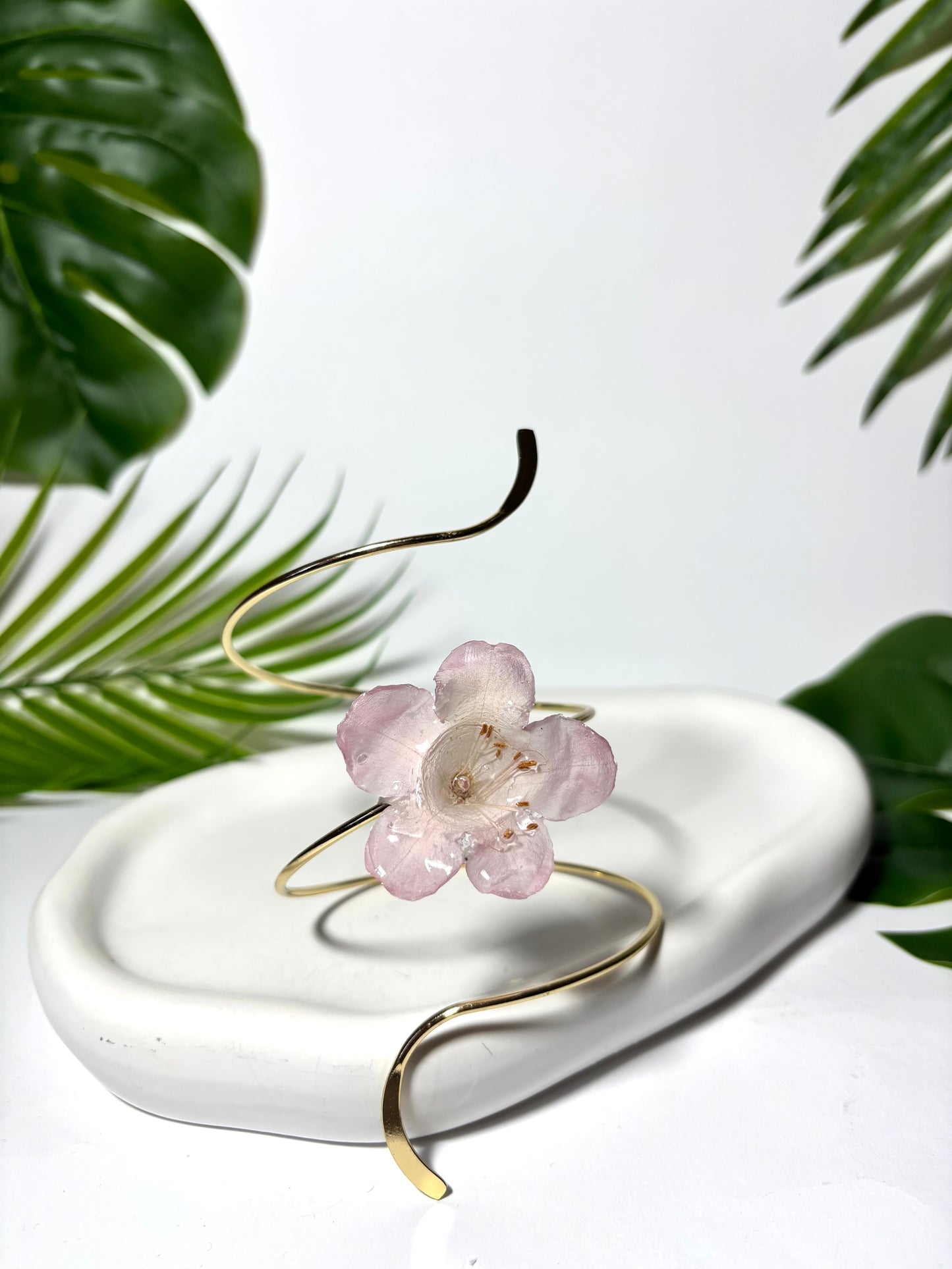 Azalea bracelet gold